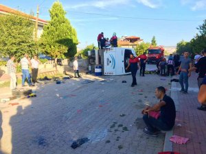 Tır Kontrolsüz Kavşakta İşçi Servisine Çarptı: 2’si Ağır 17 Kişi Yaralandı