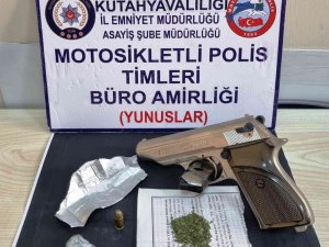 Kütahya’da Motosikletli Şahısların Üzerinde Silah Ve Uyuşturucu Bulundu