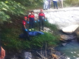 Tarlasını Sulamak İsteyen Eski Muhtar, Kanala Devrilen Traktörün Altında Can Verdi