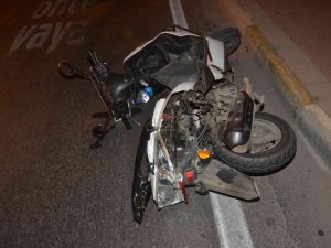 Motosiklet Refüje Çarptı: 1 Yaralı