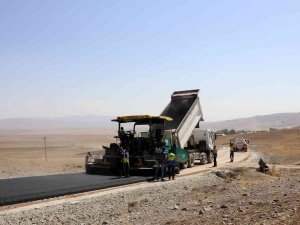 Van Büyükşehir Belediyesi Özalp’ta 14 Kilometre Asfalt Çalışması Yapıyor