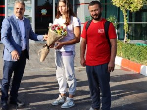 Gümüş Madalya Kazanan Yüzücülere Çiçekli Karşılama