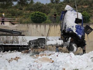 Boya Yüklü Tır Yoldan Uçtu, Vatandaş Deprem Sandı