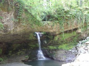 ’Ormanın Yüzüğü’ İsmi Verilen Deliklikaya Şelalesi’nin Çevresi Yeniden Düzenleniyor
