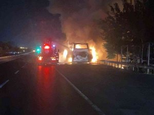 Seyir Halindeki Tur Otobüsü Alev Alev Yandı