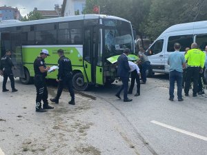 Seyir Halindeyken Lastiği Patlayan Halk Otobüsü, Park Halindeki Servise Çarptı: 3 Yaralı