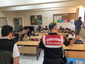 Elazığ’da Jandarma Ekipleri Öğrencileri Bilgilendirdi