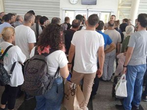 Türk Hava Yolları, Kapı Arızalı Diyerek Yolcuların Bir Kısmını Uçağa Almadı