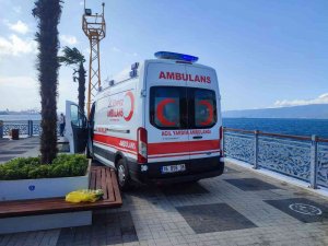 Fırtınada İskeleden Denize Düşen Yaşlı Adam İçin Seferber Oldular