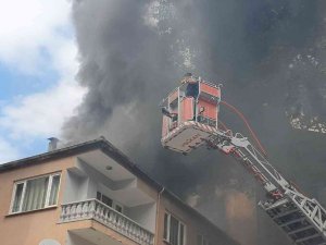 Apartmanın Çatı Katında Yangın