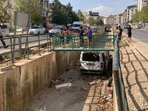 Hafif Ticari Araç Kanala Uçtu: 2 Yaralı