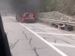 Sinop’ta Aniden Alev Alan Araç Söndürüldü