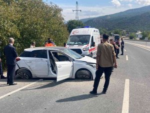 Takla Atan Otomobildeki 2 Kişi Yaralandı