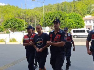 Babasını Çekiçle Öldüren Rus Genç, Canavarca Hisle Üst Soyu Öldürmekten Tutuklandı