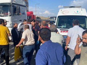 Tatvan’da Feci Kaza: Önce Araç Çarptı Ardından Tırın Altında Kaldı