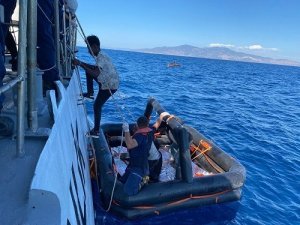 İ̇zmir Açıklarında 66 Göçmen Kurtarıldı, 37 Göçmen Yakalandı