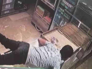 Güçlükle Ulaştığı Sadaka Kutusunu Böyle Çaldı