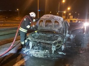 Seyir Halindeki Otomobil Alev Topuna Döndü