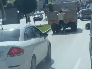 Kamyonetin Arkasında Patenle Ölümüne Yolculuk