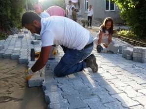 Gevaş Belediyesi Mahalle Yollarını Parke Taşları İle Döşüyor