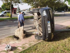 Elazığ’da Aydınlatma Direğine Çarpan Otomobil Devrildi: 2 Yaralı