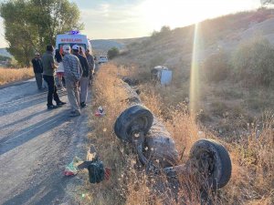 Yol Kenarına Uçan Aracın Tekerlekleri Koptu: 2 Yaralı