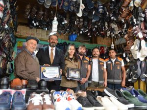 70 Yıldır Her Gün Dükkanının Önünü Süpüren Esnafa Teşekkür Belgesi