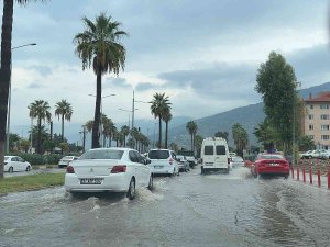 İ̇skenderun’da Sağanak Yolları Göle Çevirdi