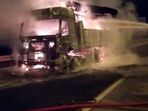 Yanan Tırdan Geriye Demir Yığını Kaldı