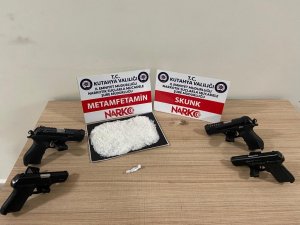 Kütahya’da Araçlarında Uyuşturucu Ve 4 Tabanca İle Yakalanan İki Kişi Tutuklandı