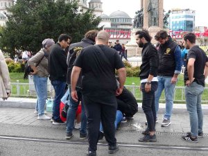 Şeker Krizine Giren Kadın Turist Taksim’de Yere Yığıldı, Yardımına Polis Koştu