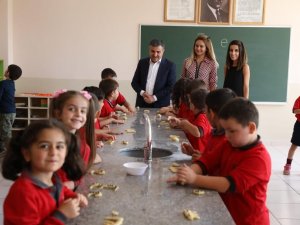 Vali Cevdet Atay, Ana Okulu Öğrencilerinin Dersine Girdi