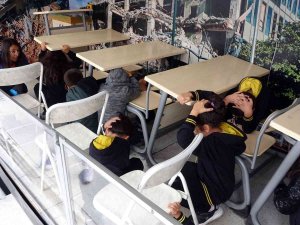 Öğrenciler Deprem Anını Simülasyon Tırında Yaşadı