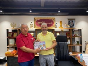 Serdar Ünsal, “Soykırım Ve Yüreğim İ̇revan’da Kaldı“ Romanını Mehmet Sadıç’a Hediye Etti