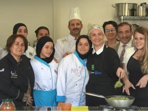 Milletvekili Kız Öğrencilerle Birlikte Mutfağa Girdi, Fasulye Kavurması Yaptı