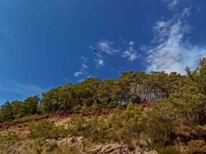 Marmaris’te Uçak Ve Helikopterlerin Art Arda Sortileri İle Yangına Müdahale Sürüyor