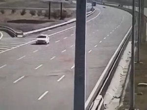 Otoyolda Geri Manevra Yapan İ̇bb Aracının Şoförü Kazada Hayatını Kaybetti
