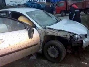 Yoldan Çıkan Otomobil Park Halindeki Kamyona Çarptı: 1 Yaralı