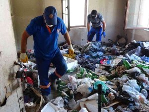 Yaşlı Adamın Evinden 2 Kamyon Çöp Çıktı