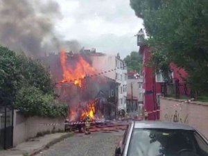 Beykoz’da 2 Katlı Ahşap Bina Alevlere Teslim Oldu: 2 Yaralı