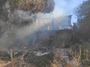 Kuşadası’nda Metruk Bina Küle Döndü