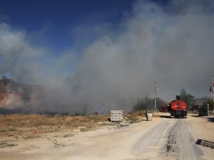 50 Metre Arayla Çıkan İki Yangın Büyümeden Söndürüldü