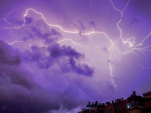 Gecenin Karanlığını Şimşekler Aydınlattı