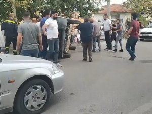 Takla Atarak Yan Yatan Hafif Ticari Aracı Vatandaşlar Düzeltti