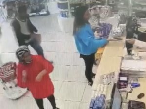 İ̇stanbul’da Eczanede Genç Kadına Yumruklu Saldırı Kamerada