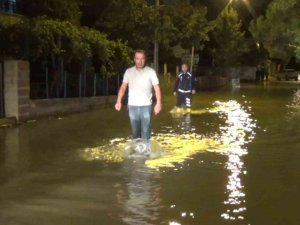 Silivri’de İ̇ski̇’ye Ait Su Borusu Patladı, Evleri Su Bastı