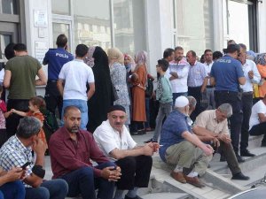 "Avrupa’ya Gönderiyorlar" Yalanını Duyan Mülteciler Oraya Koştu