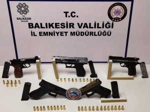 Ayvalık Polisi Ruhsatsız Silah Taşıyanlara Geçit Vermiyor
