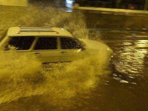Osmaniye’de Gece Saatlerinde Bastıran Sağanak Hayatı Olumsuz Etkiledi