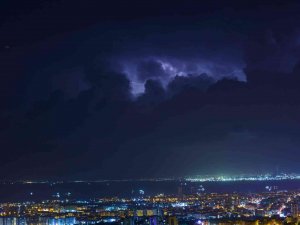 İ̇skenderun Körfezi’nde Şimşek Fırtınası Geceyi Aydınlattı